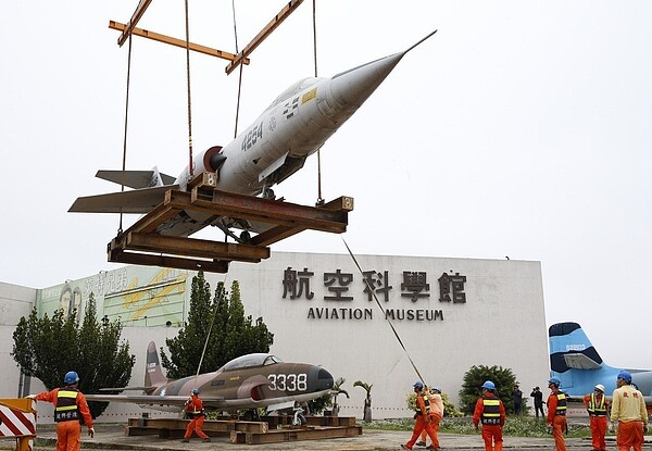 航科館飛機在2015年吊掛搬遷，第一批搬遷的軍機包括F-一０四星式戰鬥機等六架軍機。聯合報系資料照