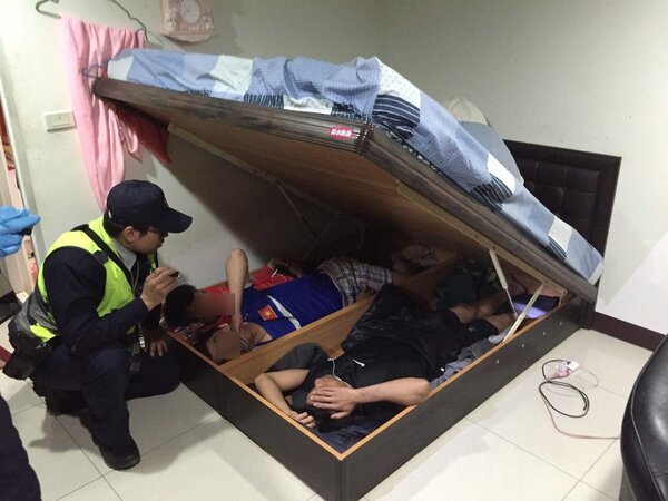 外籍移工躲在床下，被警方掀床發現。圖／警方提供