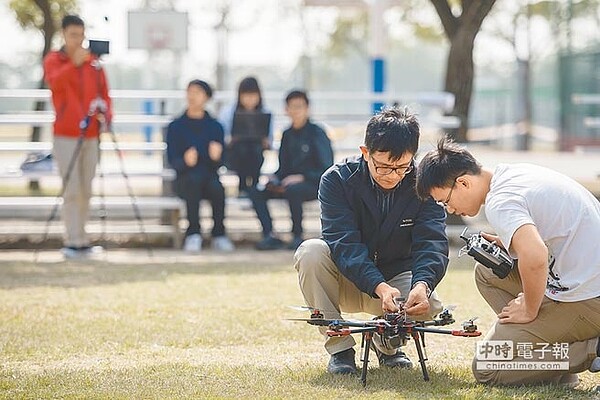 無人機管理證照預計7月1日上路，年滿16歲者就可考學習操作證。（長榮大學提供）
