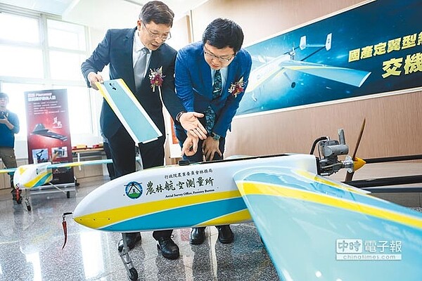 「熊鷹」無人機7日交機啟用,農委會副主委李退之(右)表示,將進一步討論如何應用在海漂豬監控工作。(鄧博仁攝)