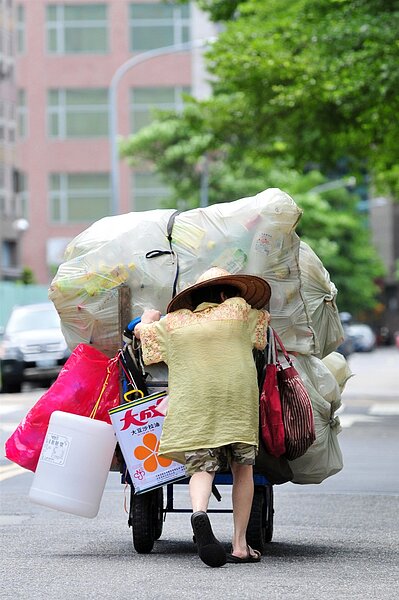 政府擬將經濟紅利分享全民，藍委表示，照顧弱勢沒人會反對，但舉債發紅包就是政策買票。 圖／聯合報系資料照片