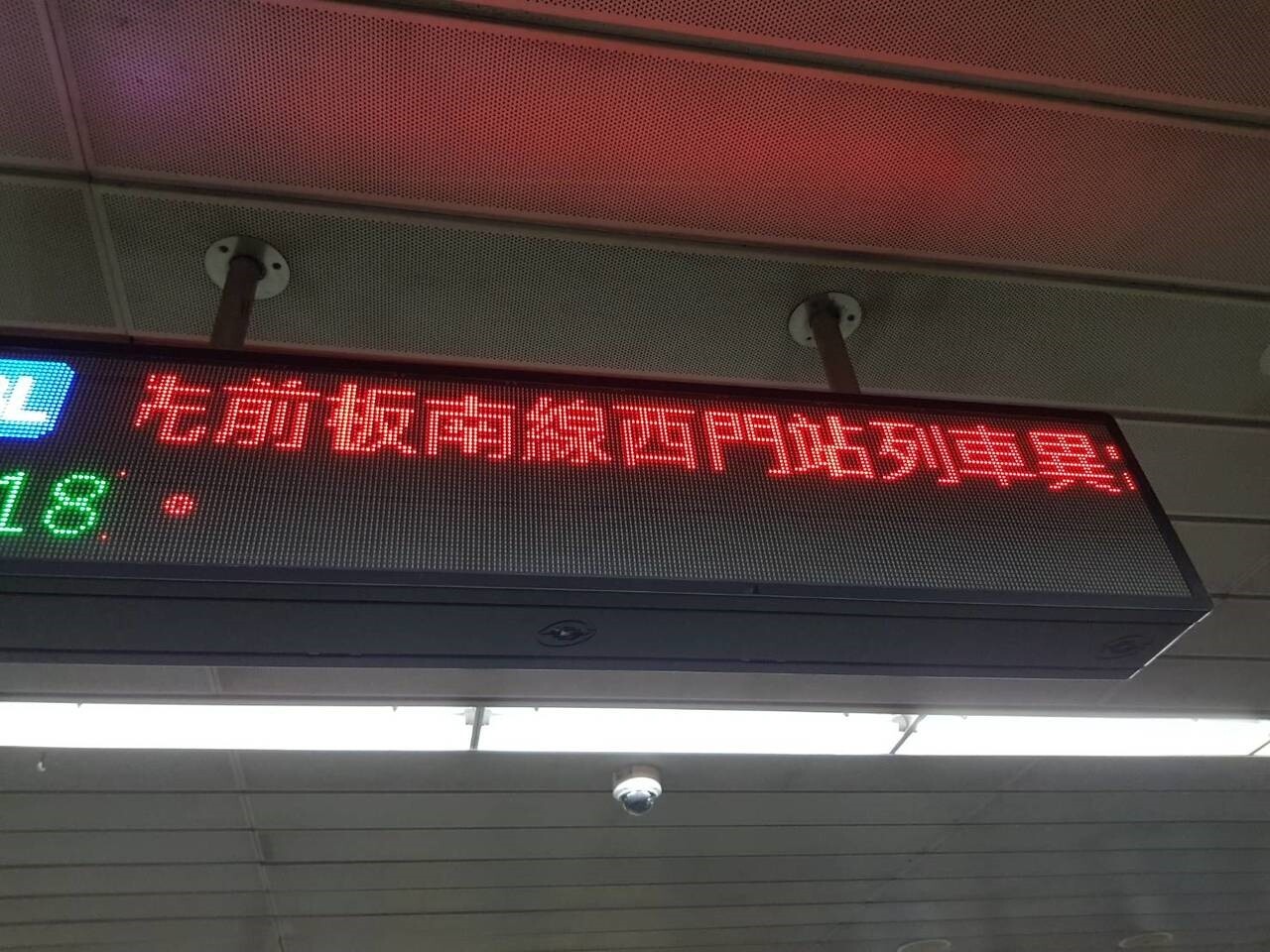 北捷板南線今早8點多出現列車異常停車狀況，造成各站月台擠滿人。記者翁浩然／攝影