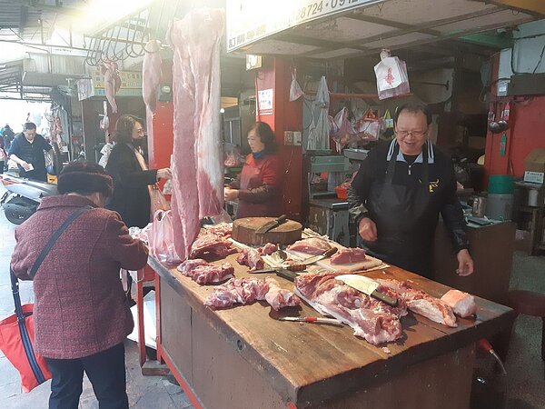 豬肉拍賣價緩步走跌，但傳統市場價格未明顯波動。 圖／聯合報系資料照片