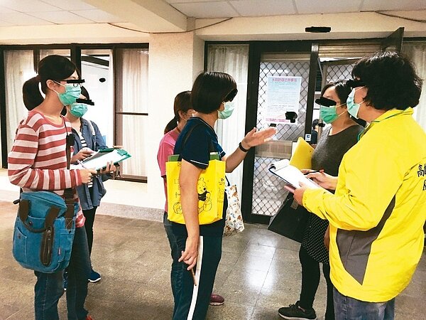 高雄市衛生局去年底接獲中山大學水痘群聚感染通報,到校7次進行防疫輔導,但最近仍有零星個案發生,校方決定寒假關閉宿舍大消毒阻斷疫情。 圖/高雄市衛生局提供