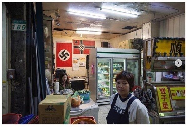 以台灣為據點的美籍攝影師納森‧奧斯特豪斯,在IG上傳背景中有納粹旗幟的檳榔攤照片。圖擷自 Nathan Osterhaus IG
