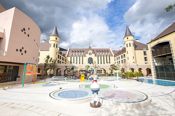 瑞穗春天國際觀光酒店主打哈利波特電影中的「霍格華茲城堡」設計風格。 記者蔡翼謙／攝影