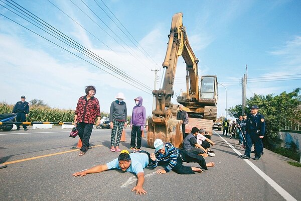 雲林縣口湖鄉民不滿台電台澎跨海電纜工程強硬施工，昨天下午頂著烈日，趴臥挖土機前阻撓工程，場面激烈火爆。 記者蔡維斌／攝影