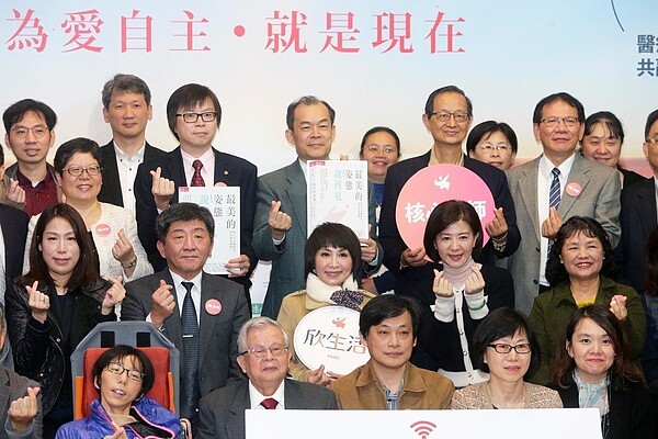 今天是病主法正式上路後第一個上班日,主導立法的前立委楊玉欣(二排中)、衛福部長陳時中(二排左二)等,昨天一起向民眾宣導在人生最後一哩路時「善終權」的重要性。圖/本報資料照片