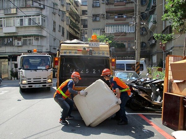 新北環保局提醒,大型家具清運請務必要配合清潔隊約定時間排出。圖/環保局提供