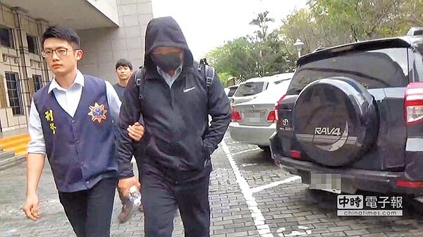 刑事局偵破半導體原料供應化工廠「巴斯夫」台灣子公司高管竊取營業祕密並盜賣給大陸企業案,逮捕黃姓高管(右一)等人送辦。(胡欣男翻攝)