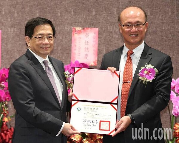 管中閔(左)上午正式接任台大校長，由教育部次長林騰蛟(右)發給次長姚立德署名的聘書。記者林澔一/攝 