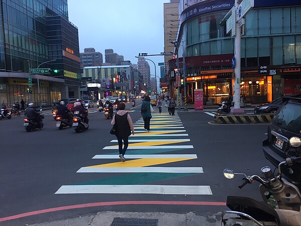 藝文特區旁彩色斑馬線很顯眼。圖/桃園市政府交通局