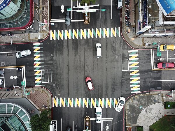 藝文特區旁彩色斑馬線很顯眼。圖／桃園市政府交通局