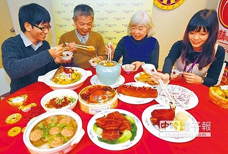 過年「懶食商機」已經發威,網購年菜預計在近2至3周達高峰,39歲以下女性消費者逾8成占大宗。(本報資料照片)