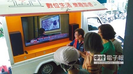 NCC規畫3位數頻道表，取代長年以來台灣有線電視都是以2位數排頻的慣例，引起有線電視系統台及頻道業者反彈。圖為有線電視街頭廣告宣傳。圖／本報資料照片 