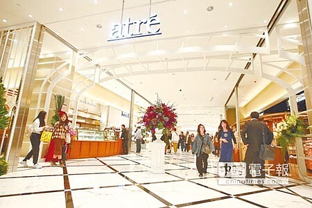 微風南山2F至4F是atre,營造有如赤峰街、永康街的文青時尚氛圍。(粘耿豪攝)