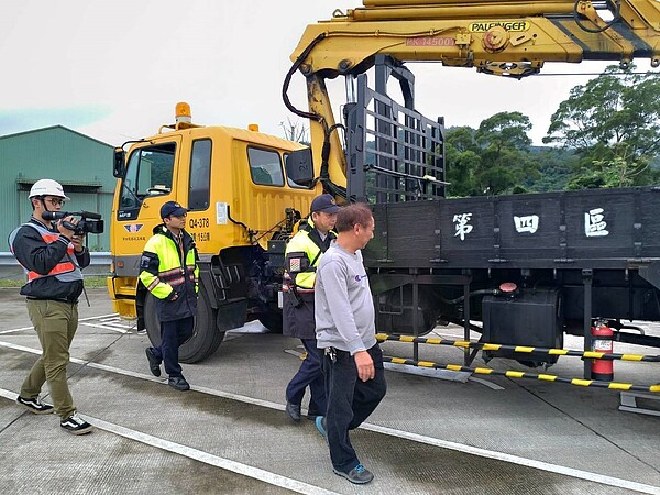 蘇花公路3天以上連假，白天管制大貨車通行，春節9天連假也要管制，業者反映管制時間太長，經協調，管制時間縮短。圖／警方提供
