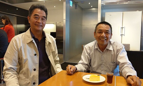 冠昀企業董事長柯錥錤(左)、聯鎰水電老闆楊樂祈(右)攜手培訓偏鄉學生成為泥作、水電職人。記者趙容萱/攝影