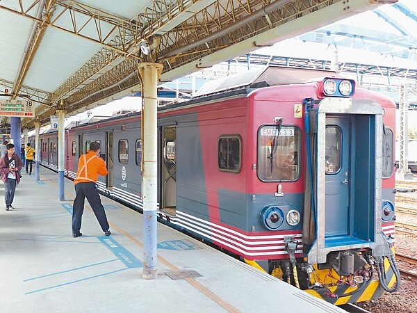 塗裝彩繪信濃鐵道115系列車的EMU500型列車，昨天上午駛進彰化火車站第3月台。 記者劉明岩／攝影