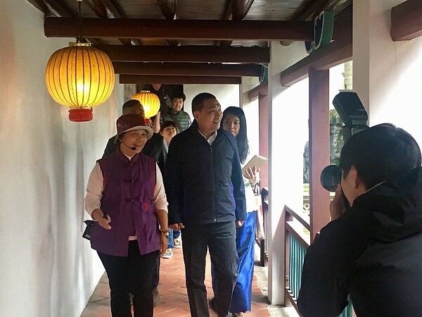 新北市長侯友宜今天上午參訪板橋林家花園及三落大厝。記者張曼蘋/攝影
