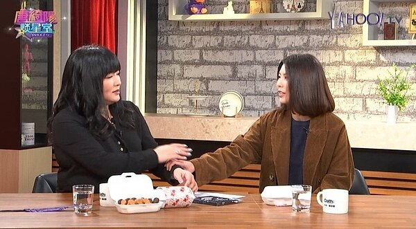許如芸抓住唐綺陽不準她封筆。圖/翻攝自Yahoo TV