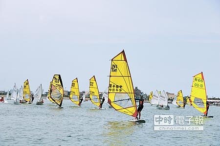 近年帆船運動蓬勃發展,位在帆船基地的大鵬灣帆船俱樂部會員更因而破百人。(謝佳潾攝)