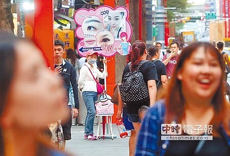 外界指「分紅不如減稅」,小英表示她不只減稅還幫加薪,圖為街頭勞工手拿看板招攬生意。(本報資料照片)