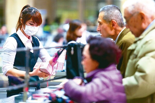 平安過好年，勞動部公布土地銀行勞工紓困貸款方案，今年的年息為1.39%，每人最高貸款金額為10萬元。 圖／聯合報系資料照片