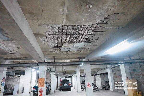 大溪地社區地下室牆面鋼筋剝落,都更刻不容緩。(葉德正翻攝)