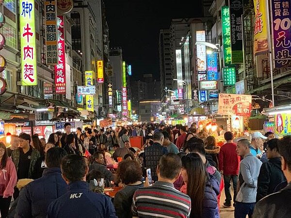 高市商圈力拚觀光,推行「高雄幣」刺激消費,首波將在六合夜市等3個商圈試辦。(柯宗緯攝)