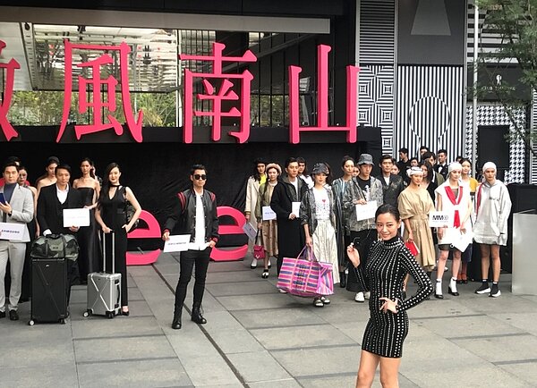 微風南山10日開幕,請來伊林名模為館內櫃位商品走秀。李彥穎攝