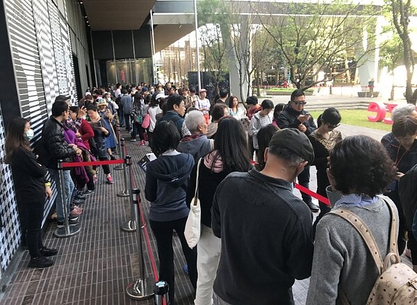 微風南山開幕,吸引大批民眾排隊。李彥穎攝
