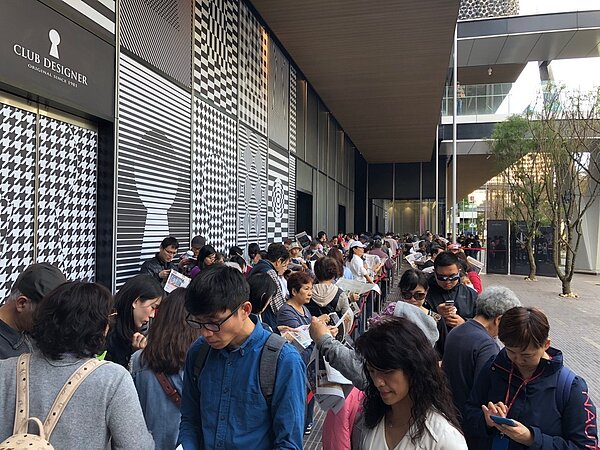 微風南山今天開幕,稍早在營業之前,就已經有大批排隊等候入場的人潮。記者黃文奇/攝影