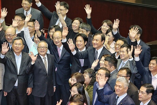 立法院臨時會昨天三讀通過108年度中央政府總預算，行政院長賴清德循例在三讀後到立法院向立委致意。 記者林伯東／攝影