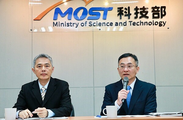 科技部參事兼法規會執行秘書詹文旭(右)與綜合規劃司司長林廣宏(左) 上午舉行記者會,針對媒體報導「台大醫院陳昆鋒醫師團隊違反學術倫理案」回應。詹文旭表示,審議案件經審議會視情節之輕重決定是否公開相關資訊,此案件因為未決議公開,採用次去識別化方式摘要公開,以警惕研究人物重蹈覆轍。同時,持續滾動檢討調整審查機制,營造公平公正的審查環境,審慎處理違反學術倫理案件。記者黃義書/攝影