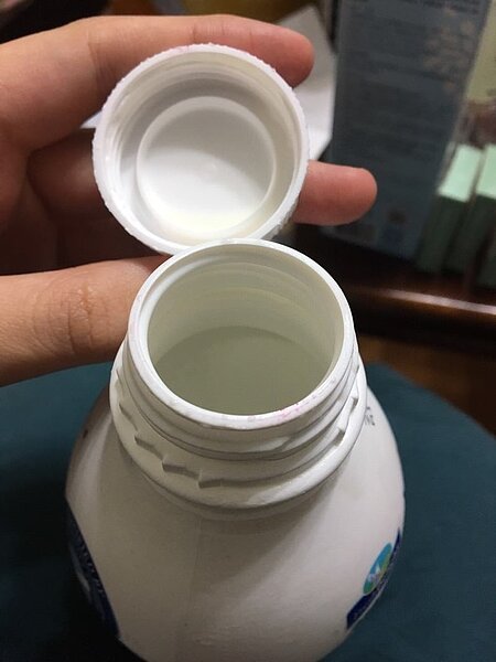 優酪乳留下被偷喝的口紅印。圖/翻攝自Dcard