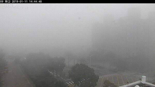林口空品檢測站即時畫面遭濃霧籠罩。(圖/空氣品質檢測網)