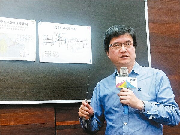 基隆市政府交旅處長李綱說明台鐵鐵道局目前對基隆輕軌規畫情形,表明對原有東西正線運量並沒有影響。 記者游明煌/攝影