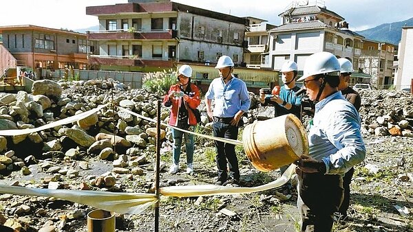 蘇澳鎮長李明哲視察蘇澳冷泉公園大眾池施工區。 圖/蘇澳鎮公所提供
