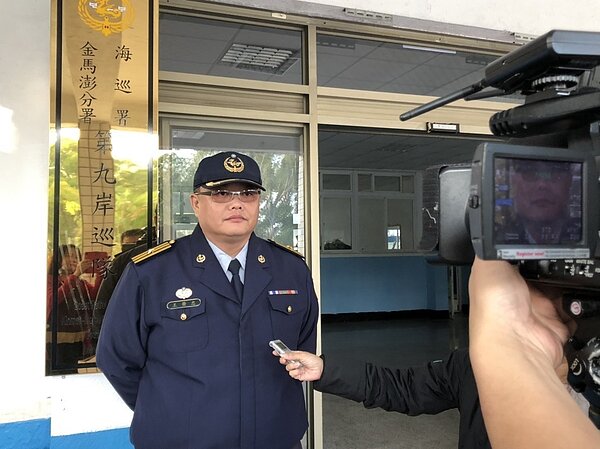 第九岸巡隊副隊長王榮忠表示,這名吳姓婦人是因為走路姿勢怪怪的,才被查獲。記者蔡家蓁/攝影