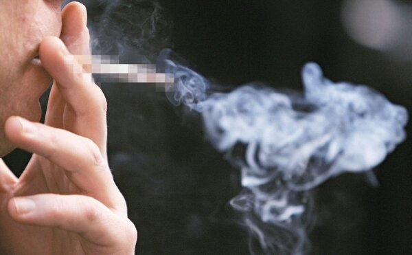 今年適逢菸害防制法修法實施10年，但國內調查卻發現，去年仍有3成青少年明明自身沒抽菸，卻長時間暴露於家庭二手菸。 圖／聯合報系資料照片