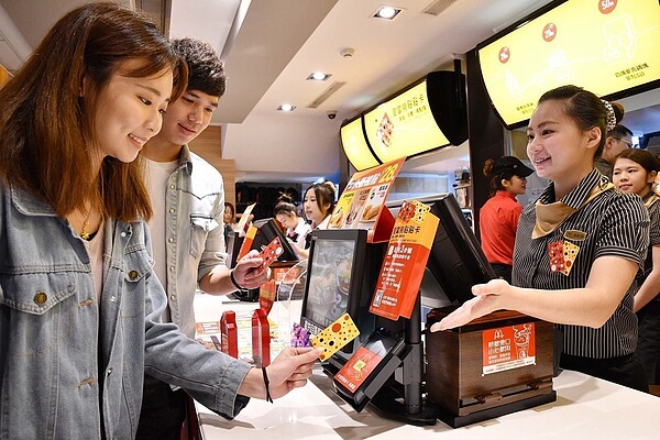 到麥當勞點餐,走得來速+得來速貴賓卡,能省錢。圖/麥當勞提供
