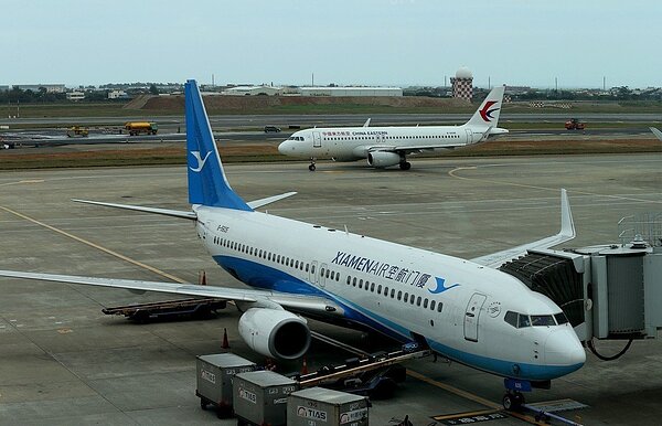 今年兩岸春節加班機陸續開放訂位，並納入中國東方航空（後）、廈門航空（前）。圖／聯合報系資料照片