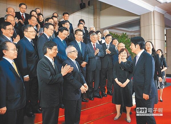 行政院長賴清德11日召開任內最後一次院會,一一與內閣成員握手致意,最後簽下總辭文書完成總辭。(行政院提供)