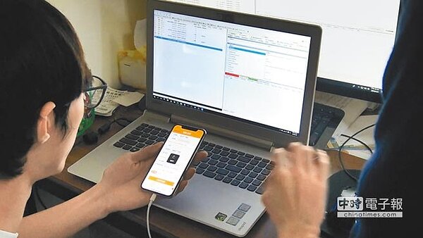 有「台灣駭客天才」之稱的張啟元，利用手機駭入台灣高鐵「T-Express行動購票」APP，更改退票金額被調查局查獲。（調查局提供）