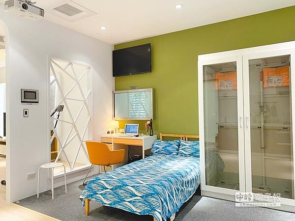 「智慧綠建築–智慧住宅南部展示區」累計超過2萬5000人次參觀,台灣因位處地震帶,可供人身躲避的避難衣櫥(右)很多人洽詢。(高雄巿建管處提供)