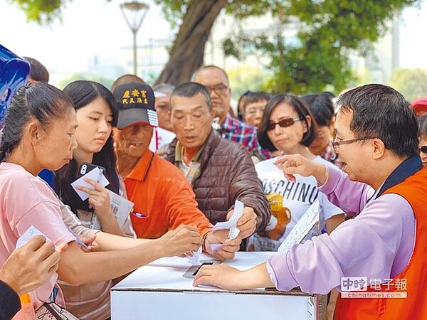 高雄愛河燈會夜市招商抽籤，11日吸引2000名民眾排隊卡位。（柯宗緯攝）