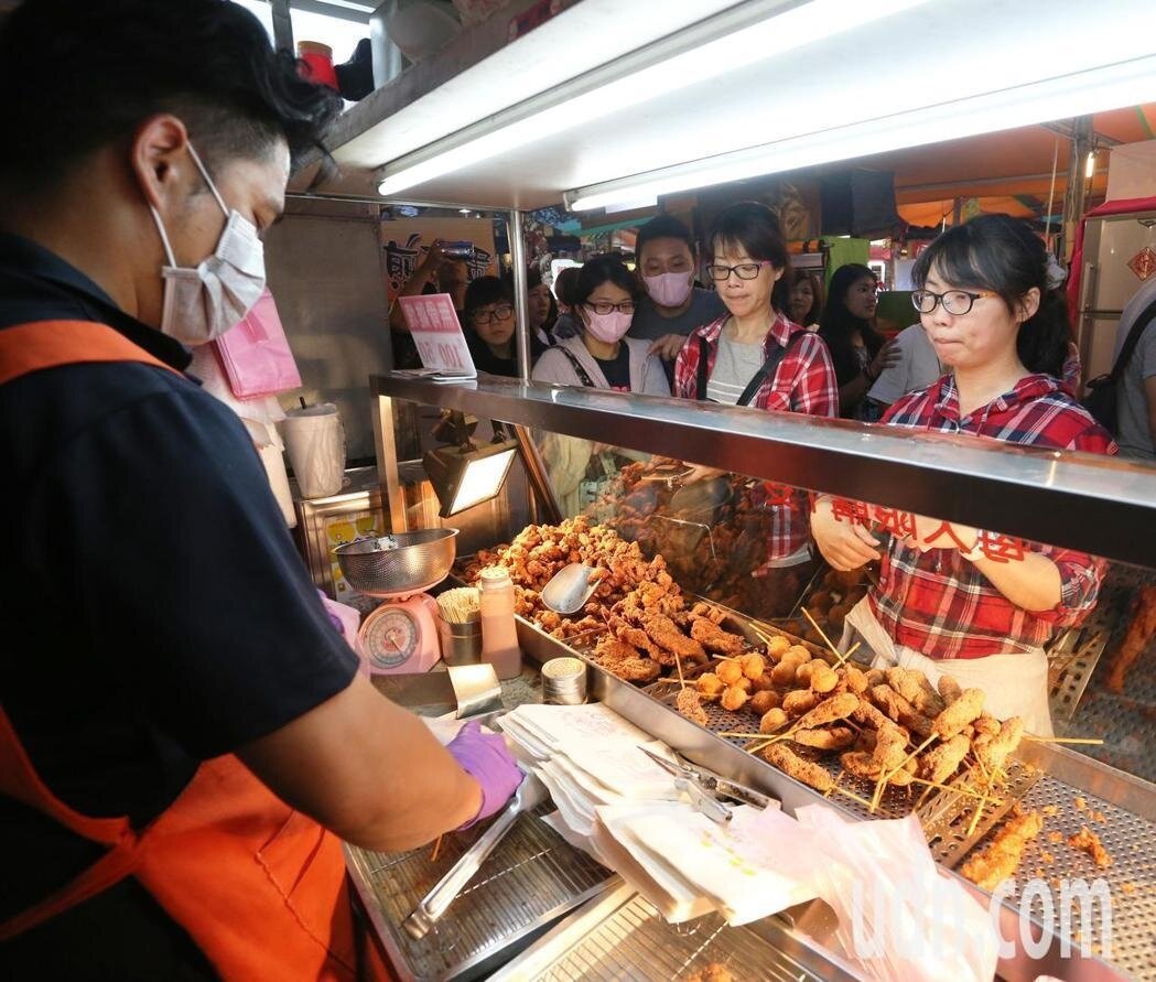 進食到睡眠的間隔時間太短會增加胃食道逆流發生的風險,示意圖。記者劉學聖/攝影