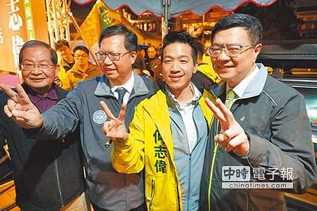 民進黨北市立委補選候選人何志偉(右二)12日於保安宮舉行音樂造勢晚會,民進黨主席卓榮泰(右一)、桃園市長鄭文燦(右三)等人到場站台力挺。(林縉明攝)