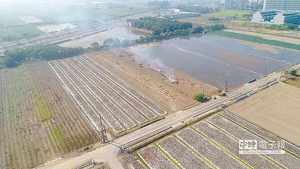 台南市連續空汙達紅害等級，善化區仍有農民露天燃燒胡麻梗，遭環保局取締開罰。（台南市環保局提供）